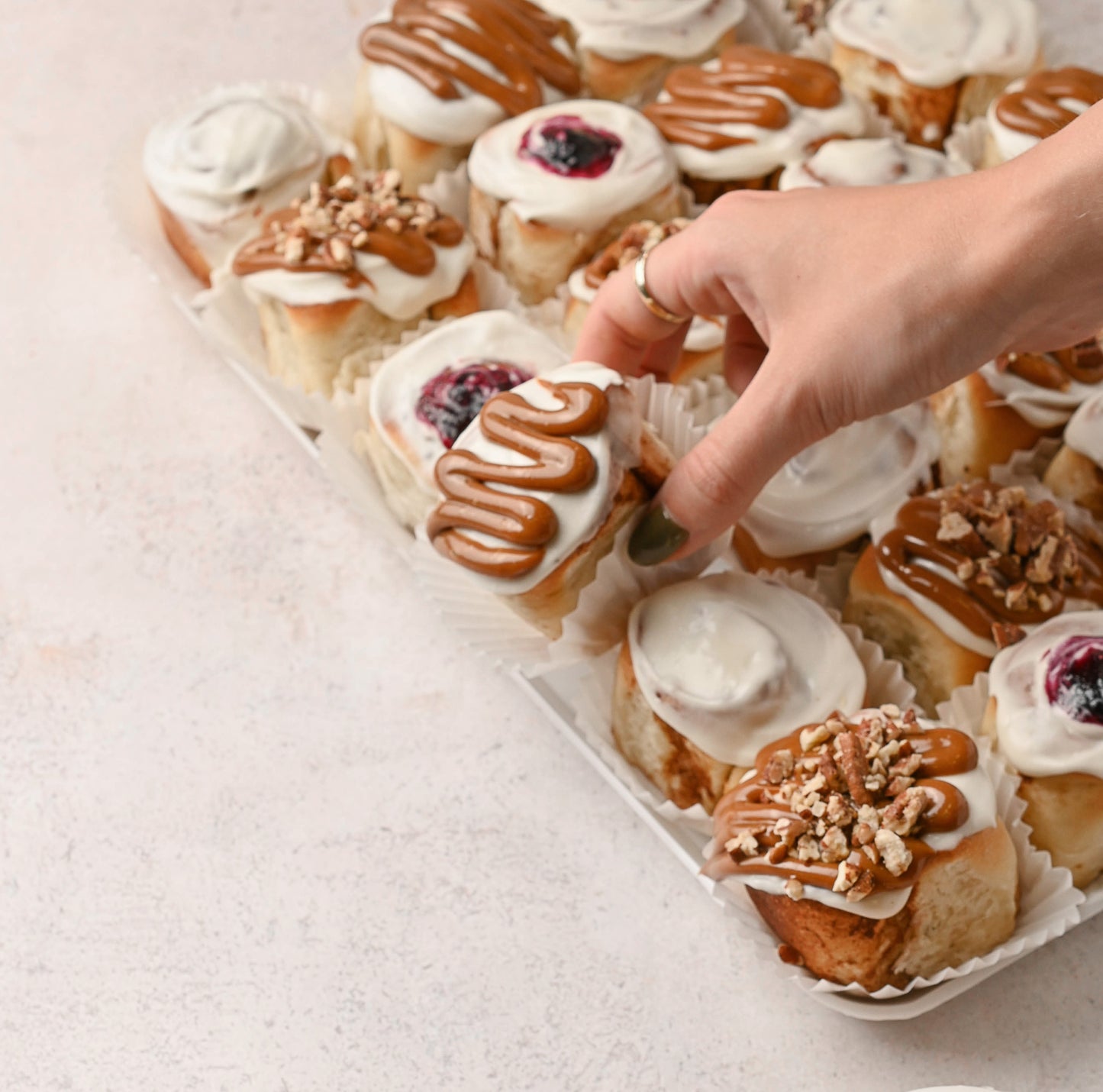 Charola de 24 Mini Rolls Mix